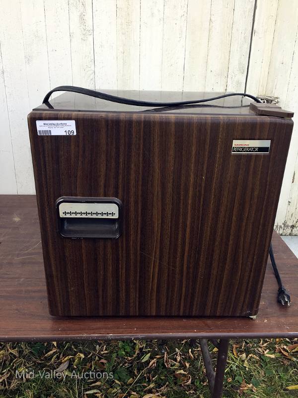 lot 109 image: Mini Fridge