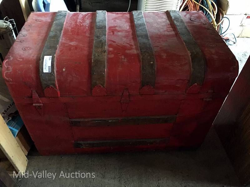 lot 152 image: Vintage Chest