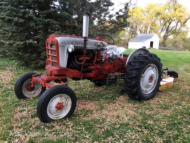lot 4 image: 1950s Ford tractor
