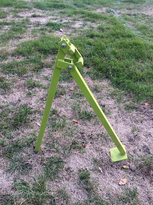 lot 12 image: Post Puller