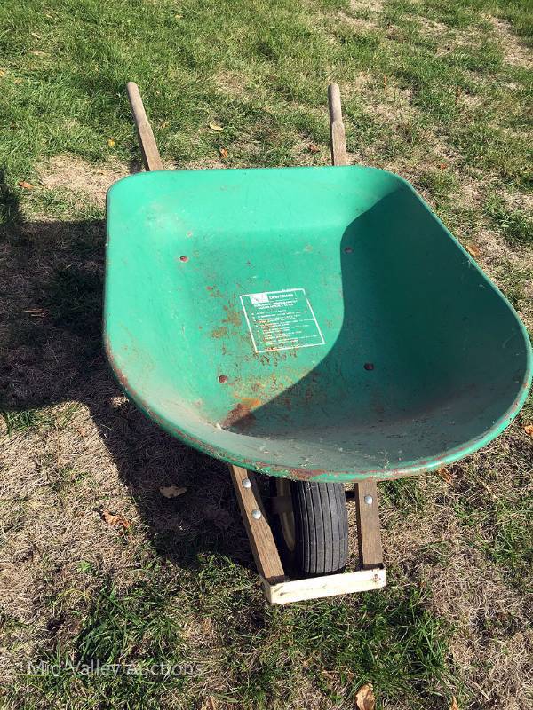lot 15 image: Craftsman Wheelbarrow