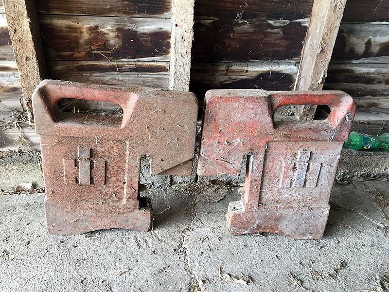 lot 54 image: iH tractor Weights