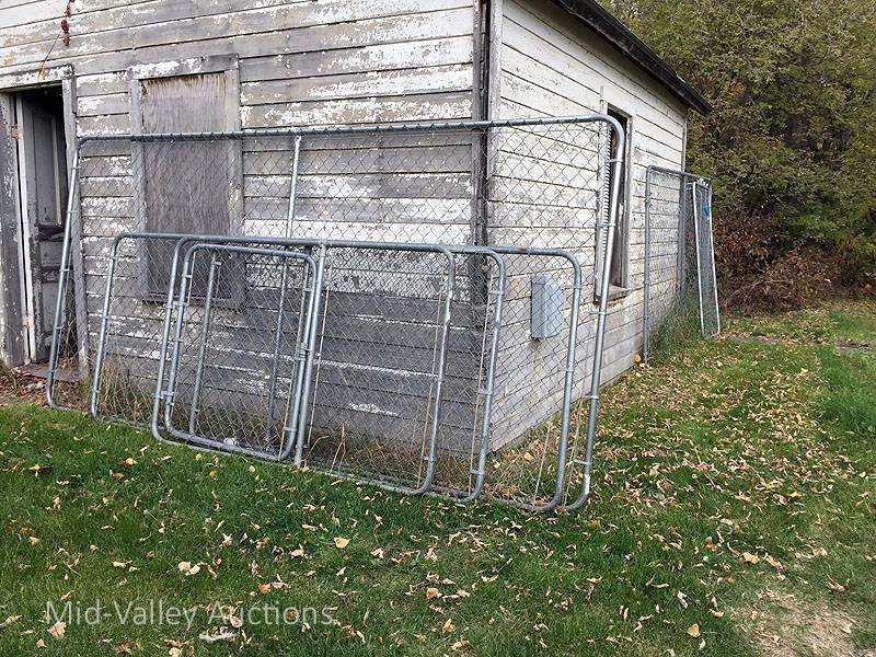 lot 57 image: 6 tall dog kennel