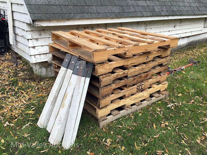 lot 66 image: Pallets & sawhorses