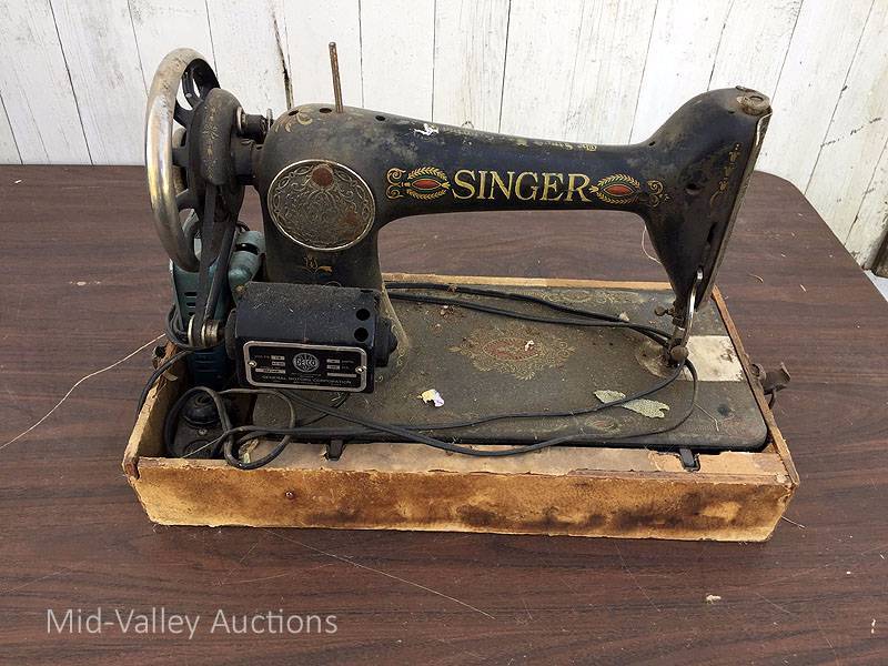 lot 180 image: Singer Sewing Machine