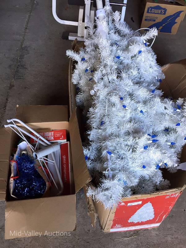 lot 184 image: Flocked Tree