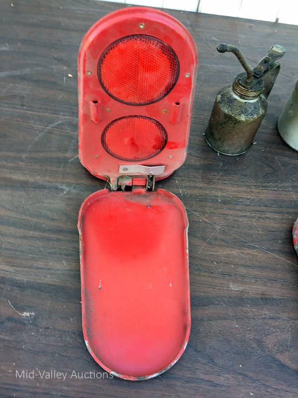 lot 198 image: Oil Cans and reflectors