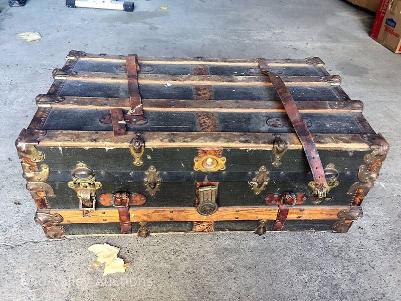 lot 199 image: Chest