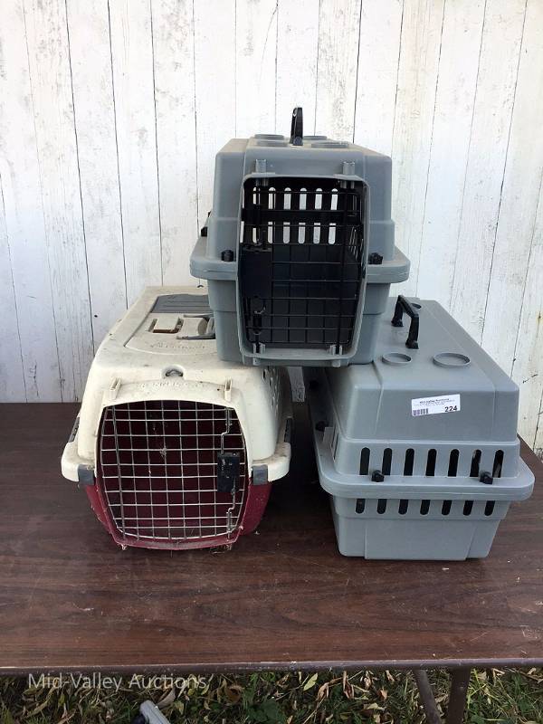 lot 224 image: Pet Carrier