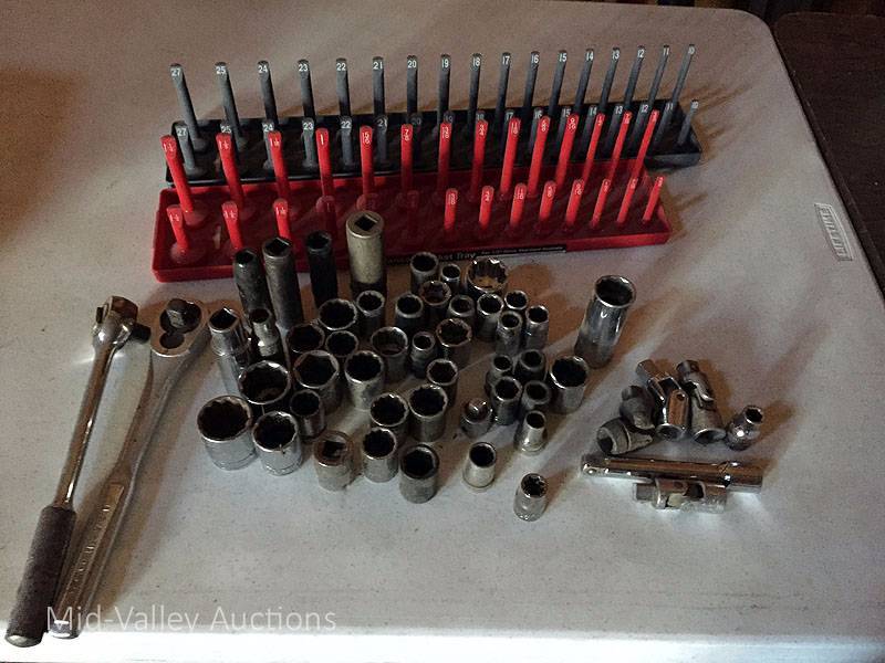 lot 226 image: 12  sockets