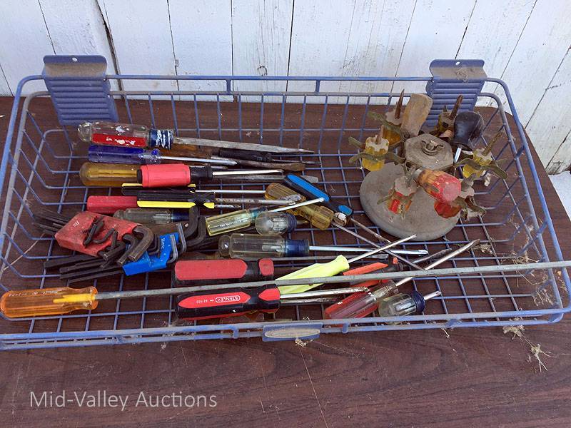 lot 230 image: Assorted Tools in Tray 2