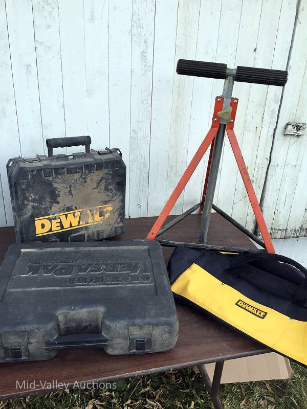 lot 242 image: Assorted Carpenter Accessories