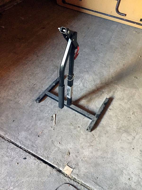 lot 267 image: Snowmobile Lift