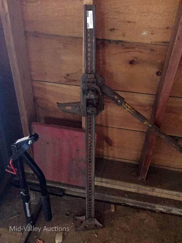 lot 268 image: Floor Jack