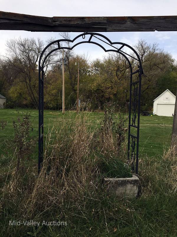 lot 52 image: Archway