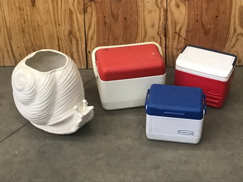 lot 23 image: Lot Of (3) Lunch Coolers & (1) Sna...