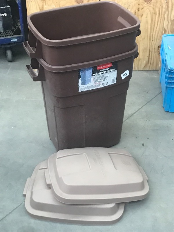 lot 42 image: (2) 30-Gallon Trash Cans With Lids ...