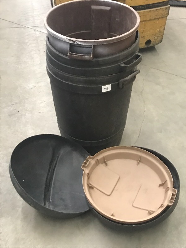 lot 43 image: (3) 30-Gallon Trash Cans With Lids ...