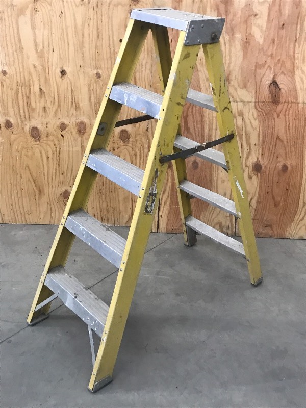 lot 51 image: 5ft Fiberglass Step Ladder ...