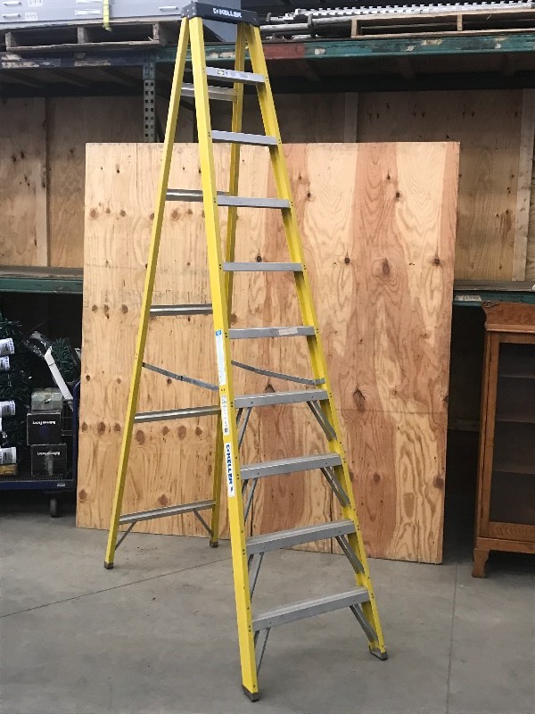lot 52 image: Keller 10ft Fiberglass Step Ladder ...