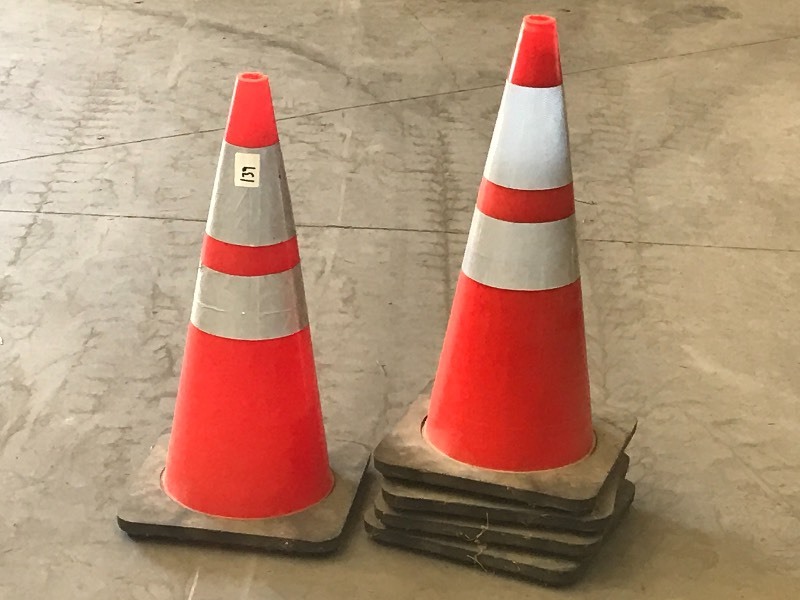 lot 139 image: Lot Of (5) 30 Safety Cones ...