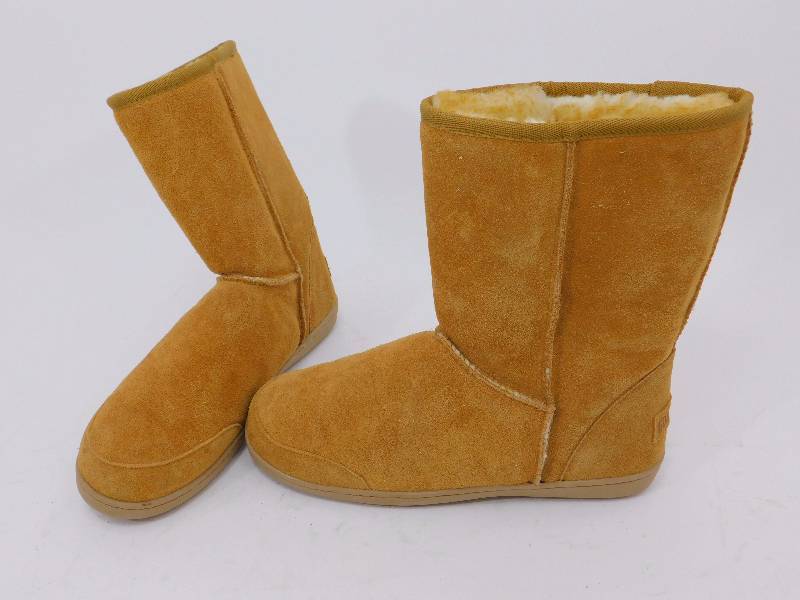 lot 32 image: Guide Gear Mens 10 Suede Boot Slippers Size 11
