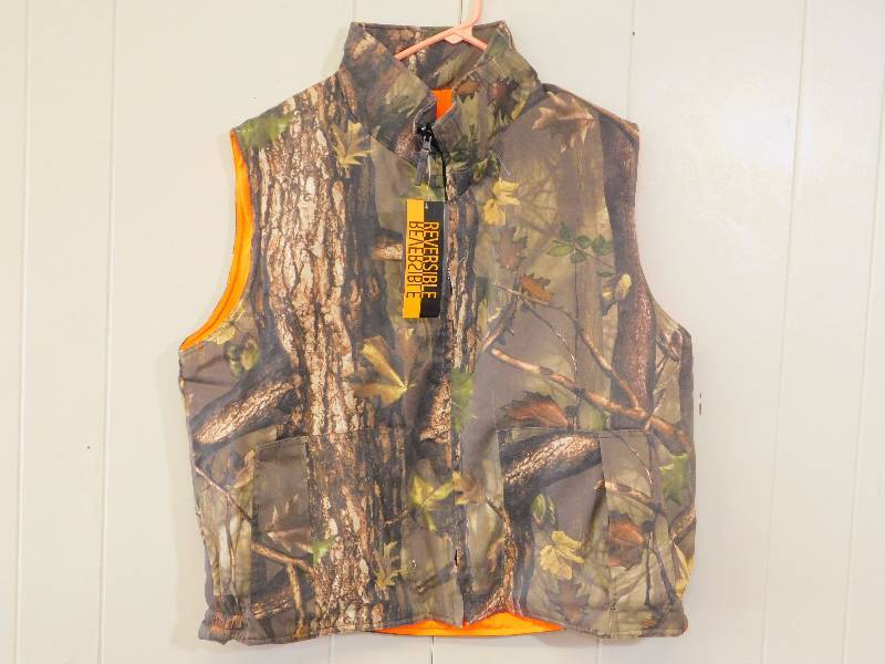lot 90 image: Reversible Mens Insulated Vest Size Large