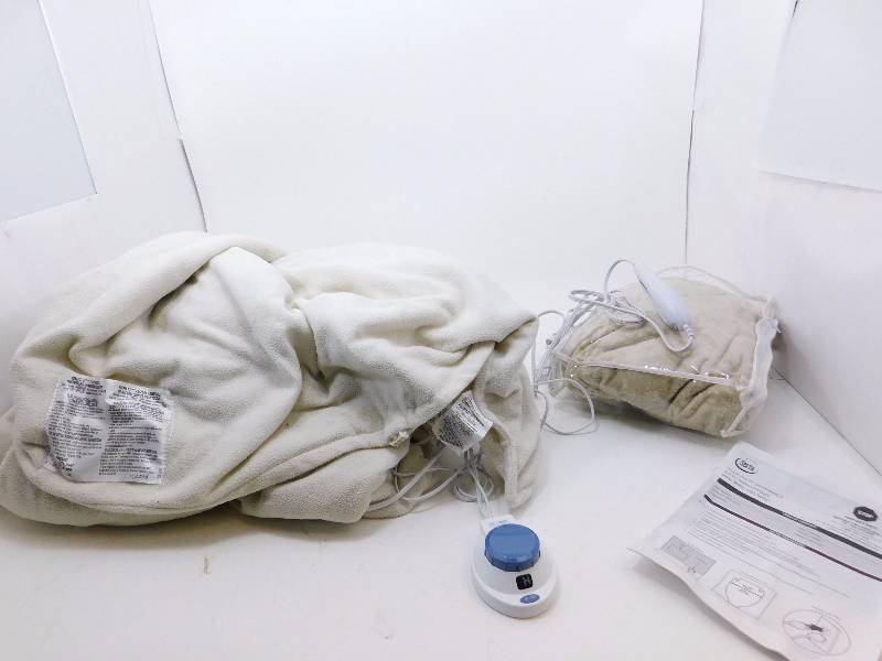 lot 113 image: (1) Soft Heat Microfleece Warming Blanket (1) Serta Warming Blanket