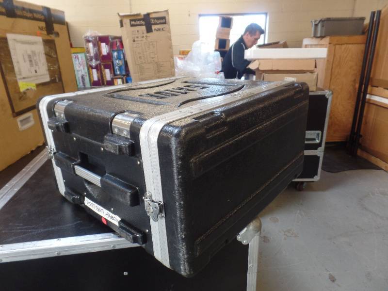lot 28 image: 4 RACK SPACE