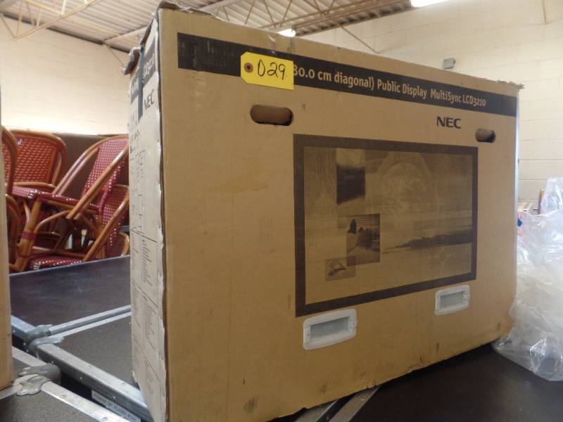 lot 29 image: 32 LCD Monitor