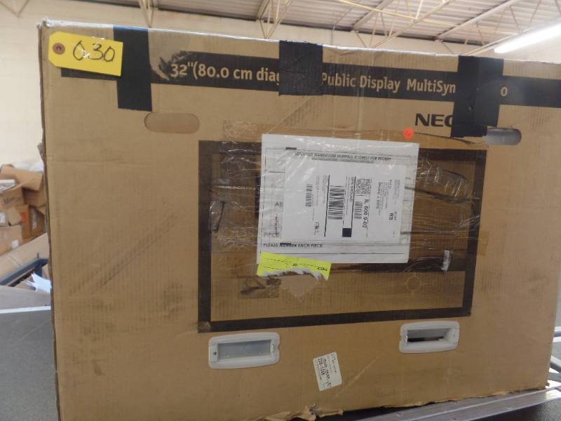 lot 30 image: 32 LCD MONITOR