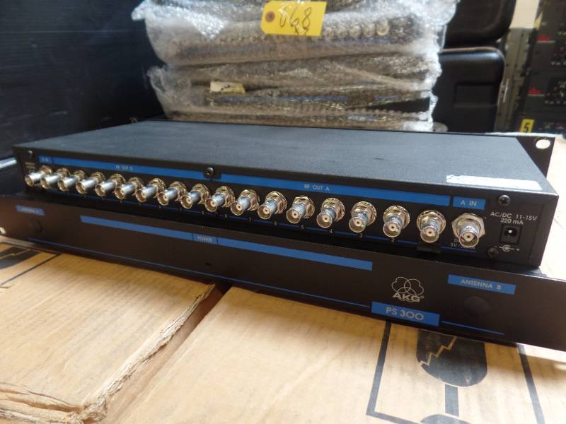 lot 68 image: UHF ANTENNA SPLITTERS
