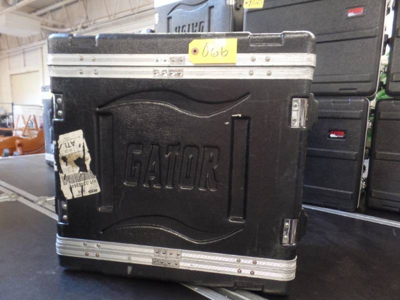 lot 67 image: SHOCK MOUNTED ROAD CASE WITH EQUIPMENT
