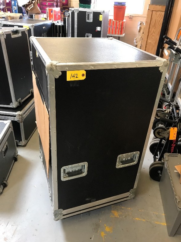 lot 142 image: R&R ROAD CASE WITH RACK MOUNT