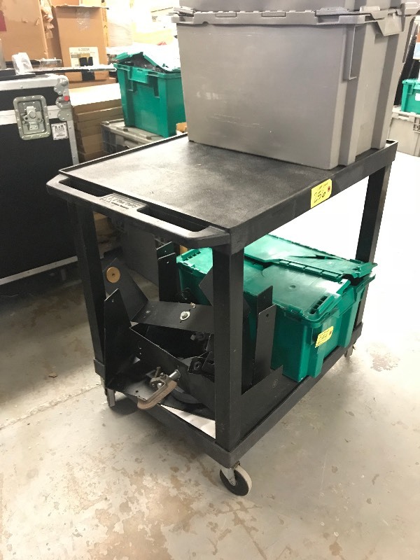 lot 256 image: AV CART