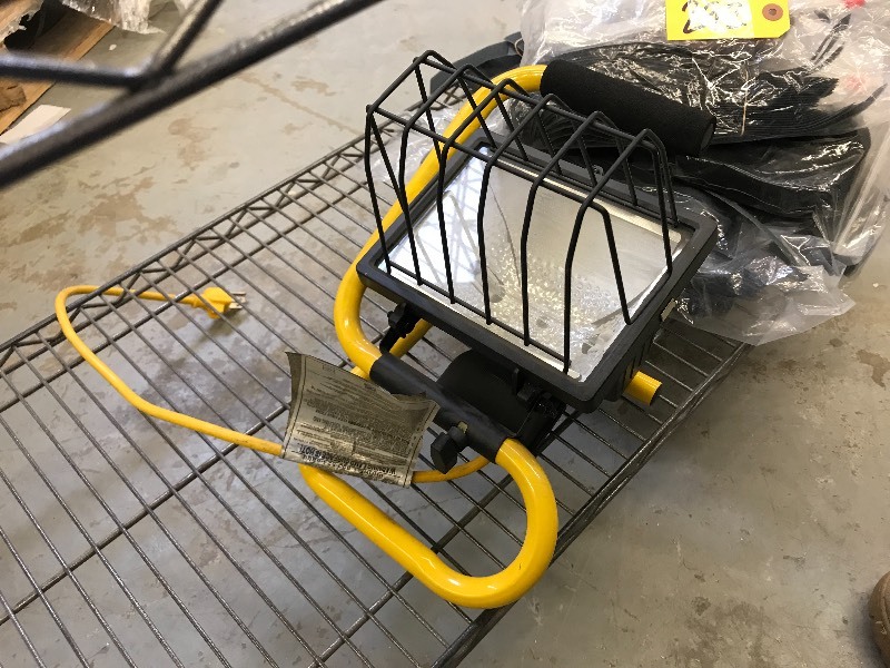 lot 292 image: FLOOD LIGHT AND CABLE STRAPS