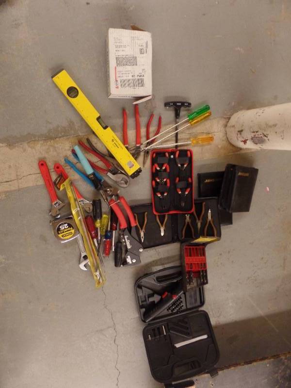 lot 306 image: SMALL CRAFTSMAN HANDTOOLS