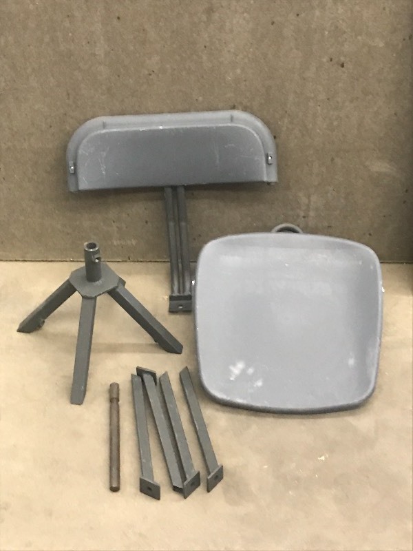 lot 19 image: Deluxe Ground Blind Seat, Unassembl...