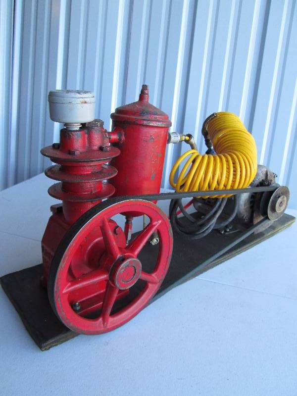 lot 18 image: Vintage Farmair Air Compressor