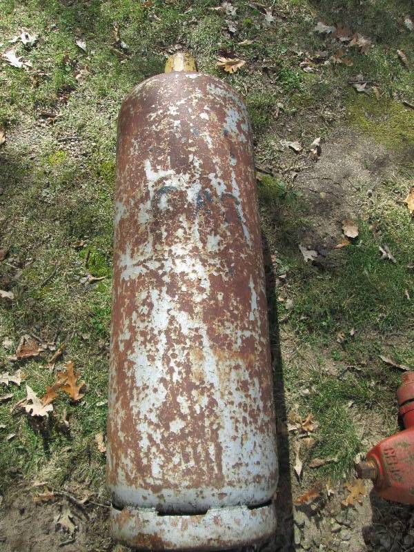 lot 28 image: 100 pound Propane Tank