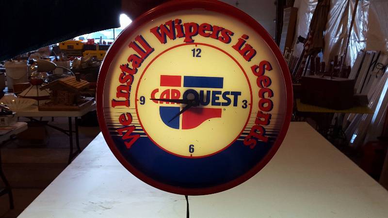 lot 219 image: Car Quest Light-up Clock