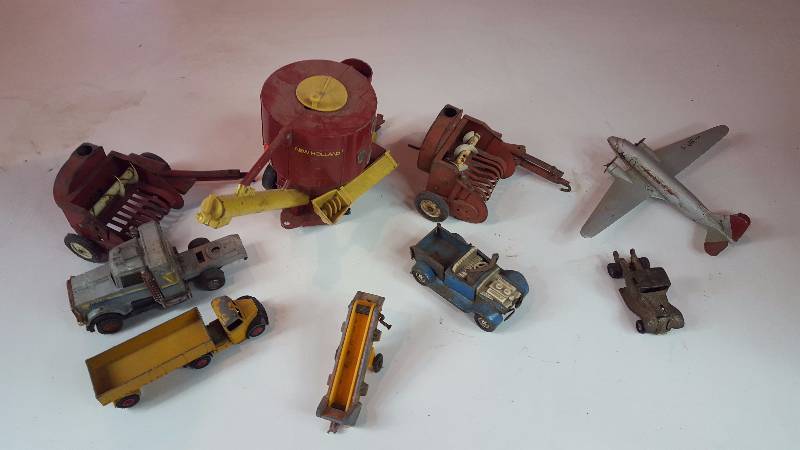 lot 299 image: Vintage Die Cast Farm, Airlines, Etc.