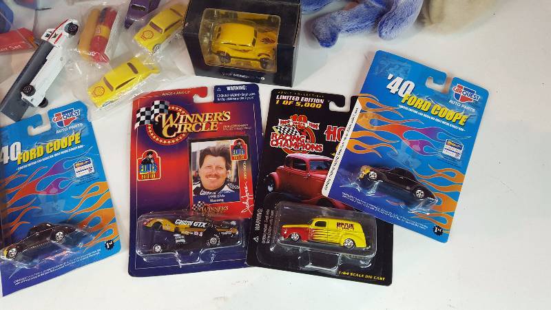 lot 304 image: NASCAR Bin, Cars, Collectibles