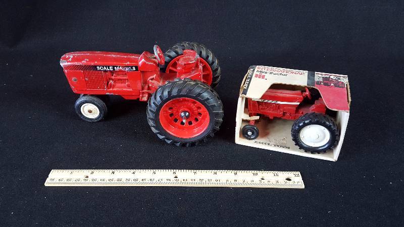 lot 311 image: Ertl International Tractor NIB, Scales Models Tractor