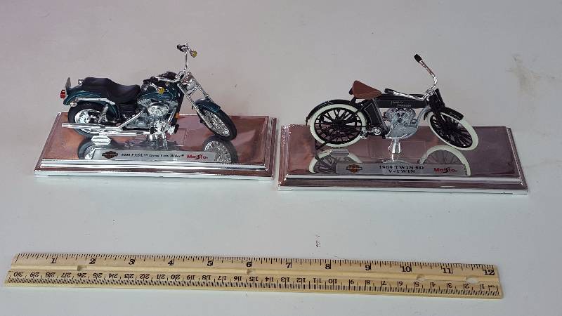 lot 335 image: (2) Maisto Harley Davidson Die Cast Motorcycle Models