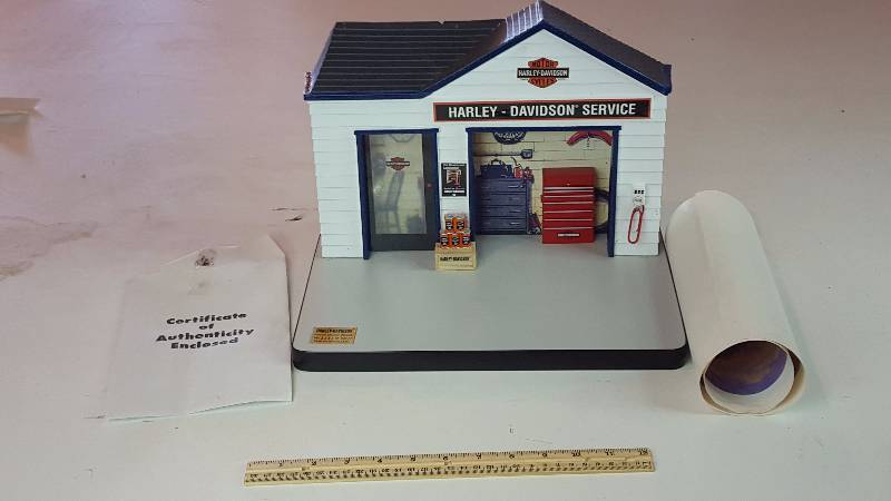 lot 338 image: 112 Scale Harley Davidson Model Garage for Die Cast