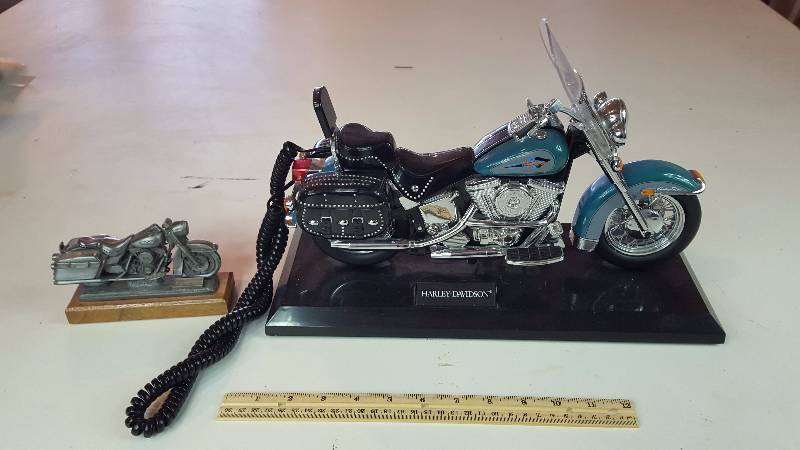 lot 339 image: Harley Davidson Telephone & Paperweight