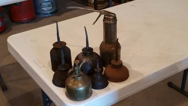 lot 211 image: (7) Antique & Vintage Oilers