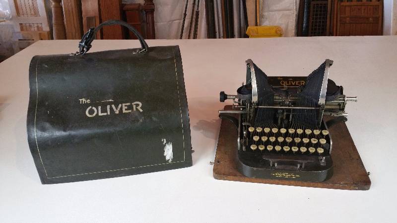 lot 194 image: Antique Oliver No. 2 Portable Typewriter