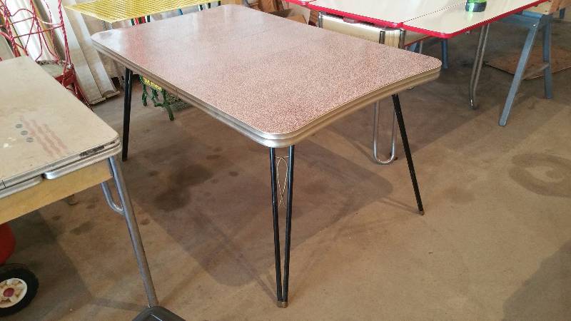 lot 187 image: Gorgeous Curved Vintage Retro Formica Dinning Table